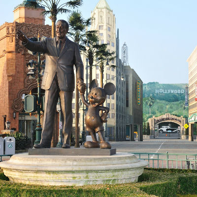 In de zomermaanden naar Disneyland in Parijs.